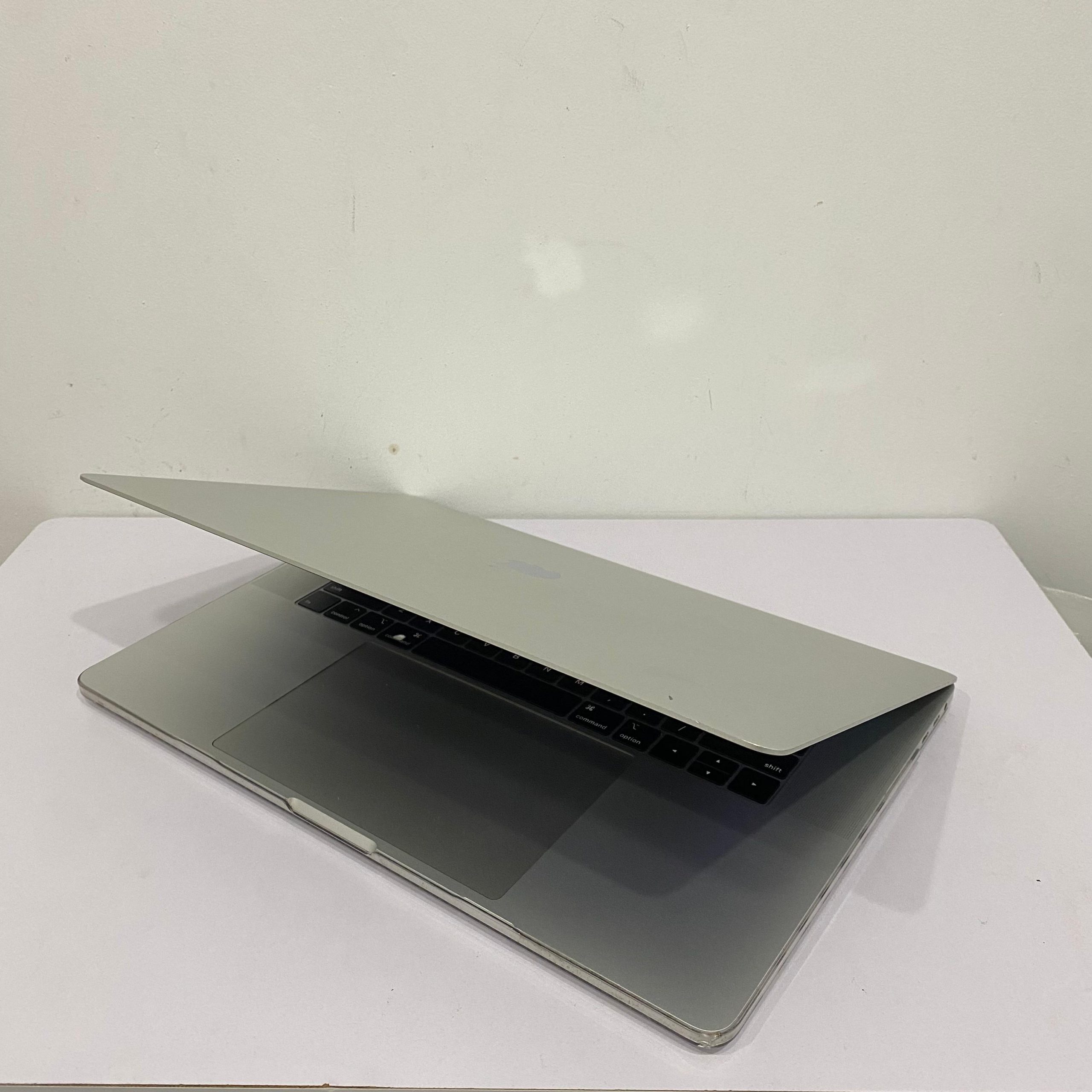MacBook Pro 2019 Intel Core-i9 RAM 16GB DDR4 SSD 512GB Layar Retina 15,4" Grade A 95% - Gambar 3