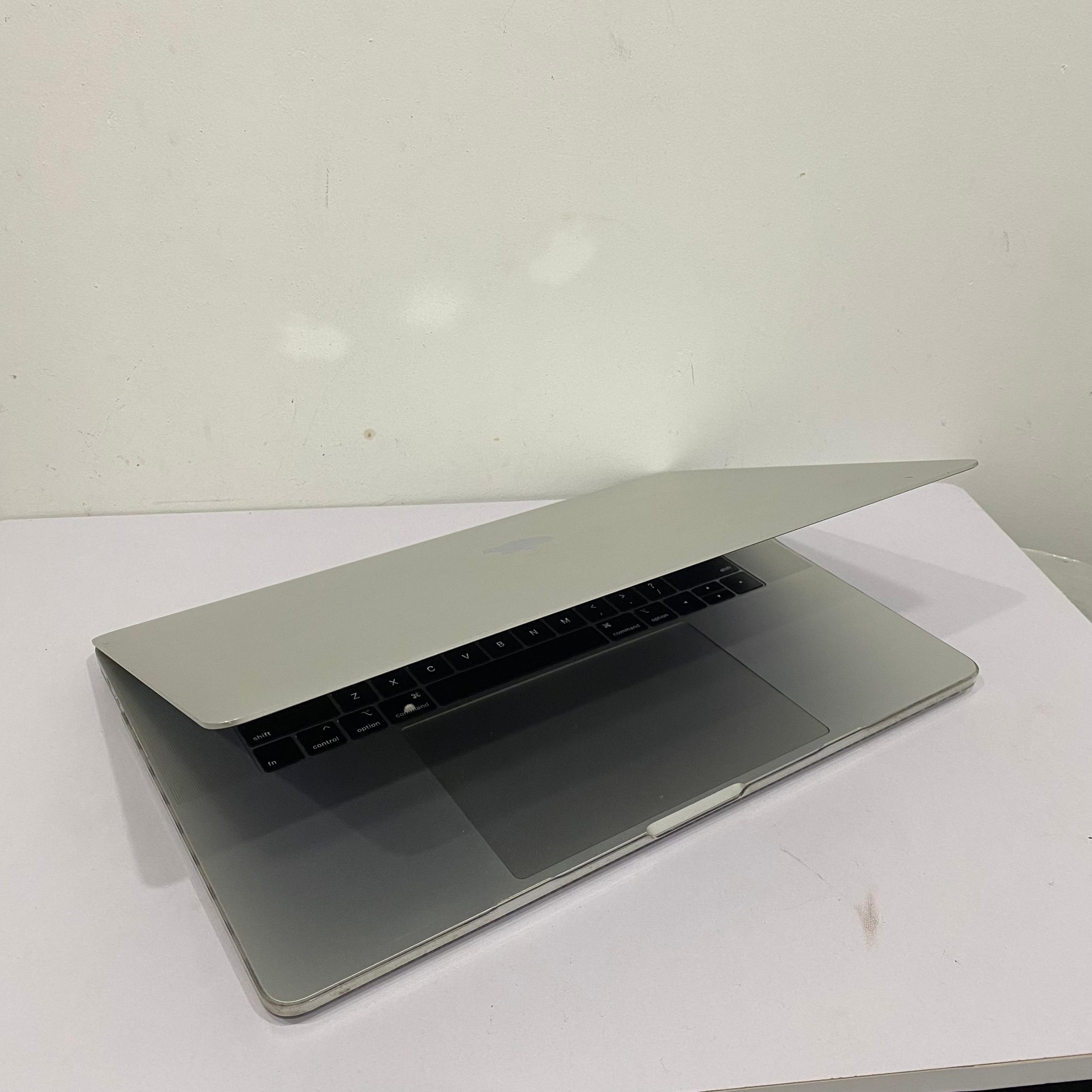 MacBook Pro 2019 Intel Core-i9 RAM 16GB DDR4 SSD 512GB Layar Retina 15,4" Grade A 95% - Gambar 4